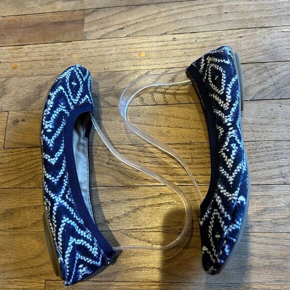 Bandolino flats patterned size 7M - Picture 3 of 6